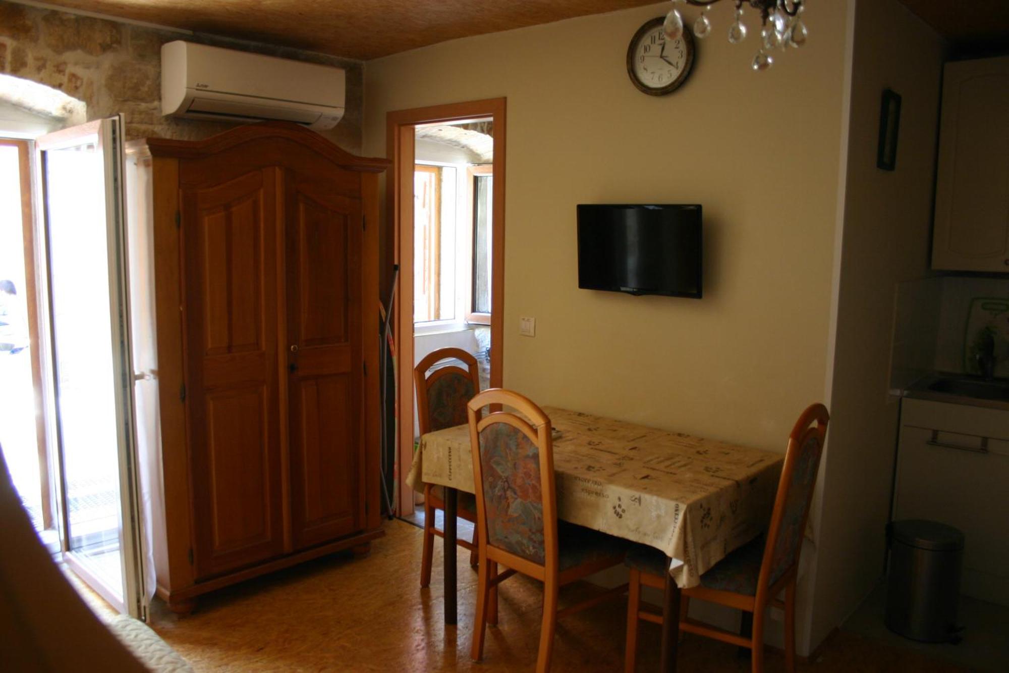 Studio Apartment La Maison De Catherine Ровинь Экстерьер фото